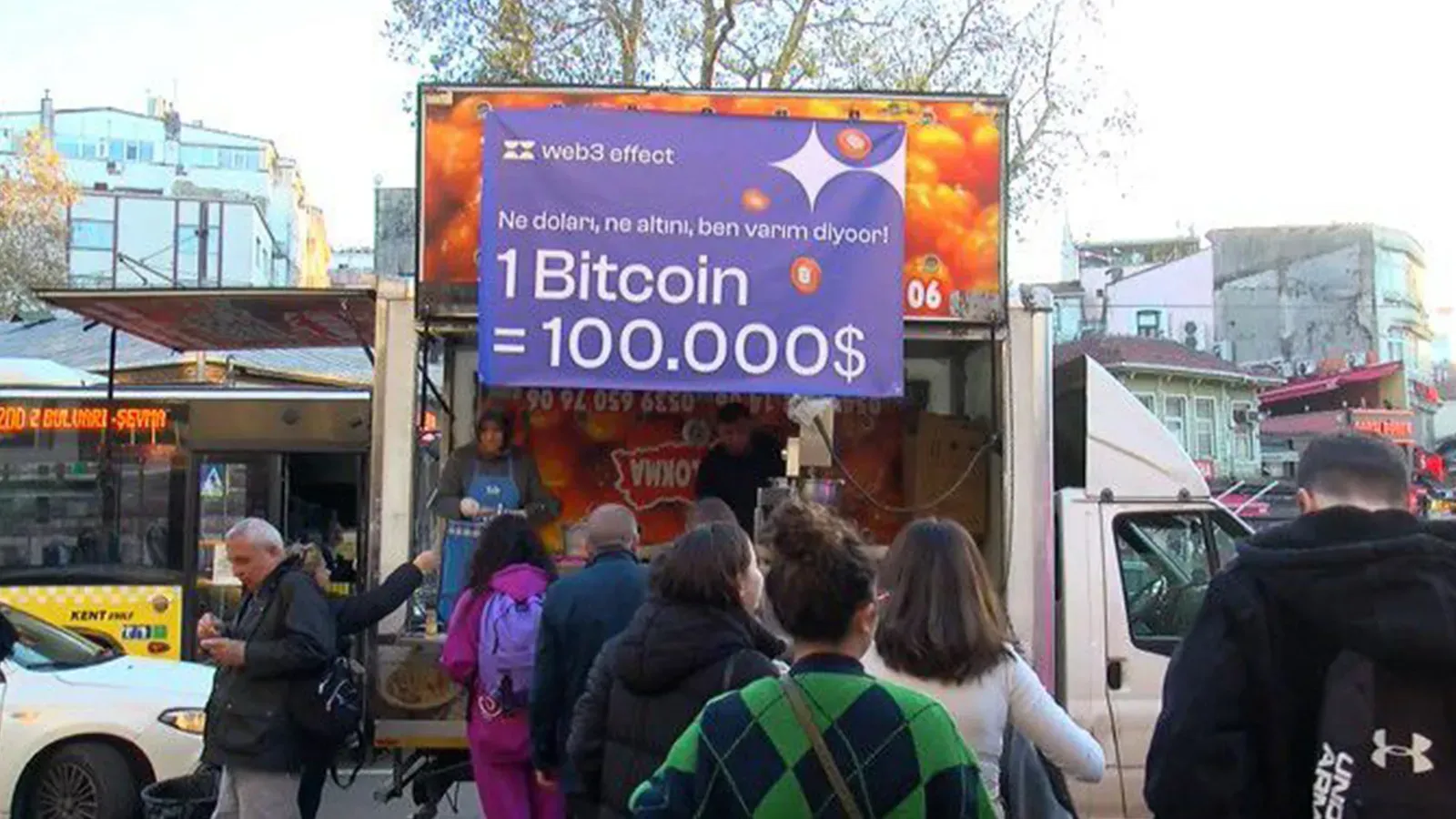 Bitcoin’in Yükselişine Tatlı Kutlama: Lokma Dağıtarak Sevindiler