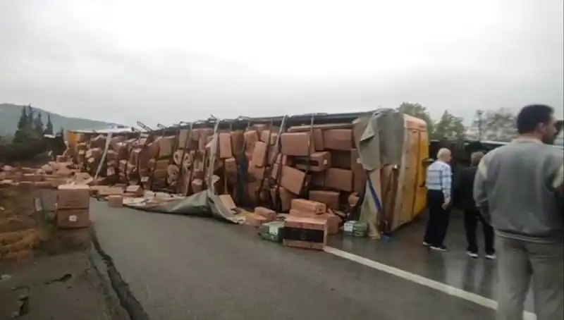 TEM Otoyolu'nda Dev TIR Devrildi, Ankara Yönü Trafiğe Kapandı