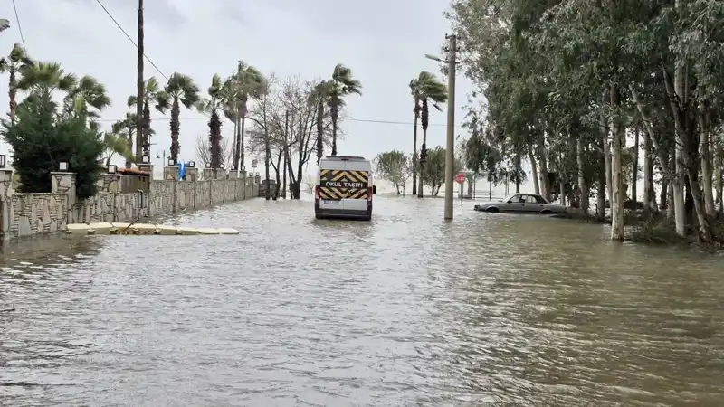 Göl Taşınca İlçede Büyük Felaket: Arabalar ve Evler Sular Altında Kaldı