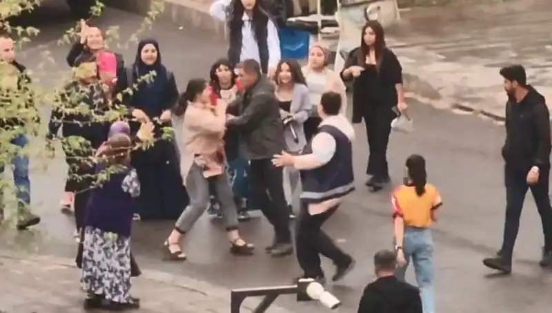 Adliye Önünde Tekmeli Yumruklu Kavga: Bir Taraf Yere Düştü!