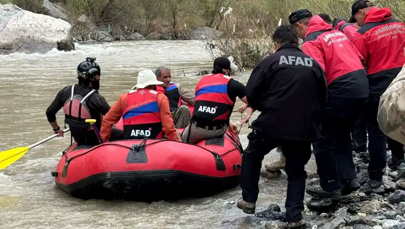 Zap Suyu'nda Mahsur Kalan 4 Kişi Kurtarıldı: Ekiplerin Mücadelesi