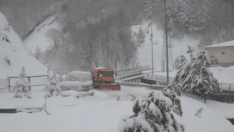 Bolu Dağı'nda Beklenmedik Kar Yağışı: Kayak Tutkunları İçin Harika Bir Fırsat!