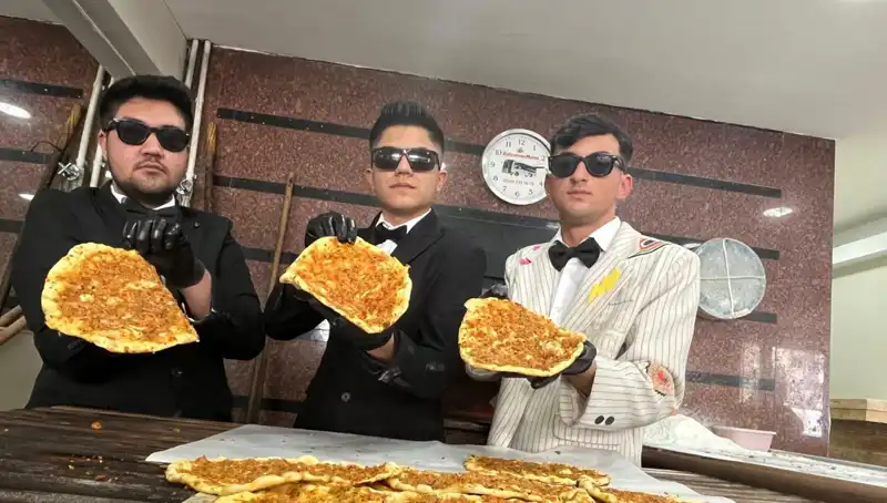 Takım Elbiseli Fırıncılar, Şirket Kutlamasında Göz Kamaştırdı!