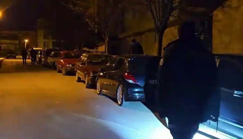 Park Halindeki Araçları Çizip Kaçan Şahıslar Güvenlik Kameralarına Yakalandı
