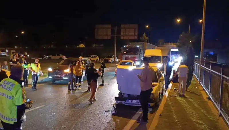 Otoyolda Kuralsız Geri Dönüş Yapan Araç Kazaya Neden Oldu: İkisi Çocuk Dört Yaralı