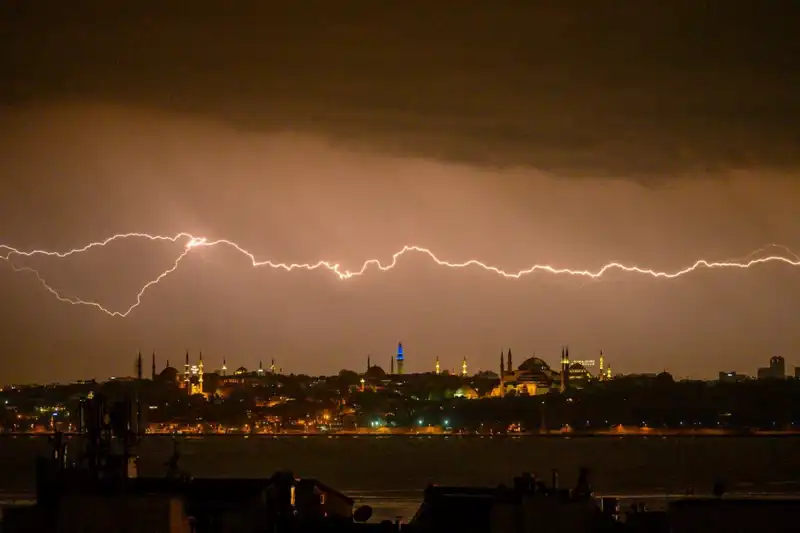 İstanbul'da Hava Durumu Alarmı: Sıcaklık Aniden 22 Derece Düşebilir