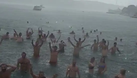 İstanbul Bebek'te Yağmura Rağmen Denize Giren Kalabalıkla Renklenen Pazar