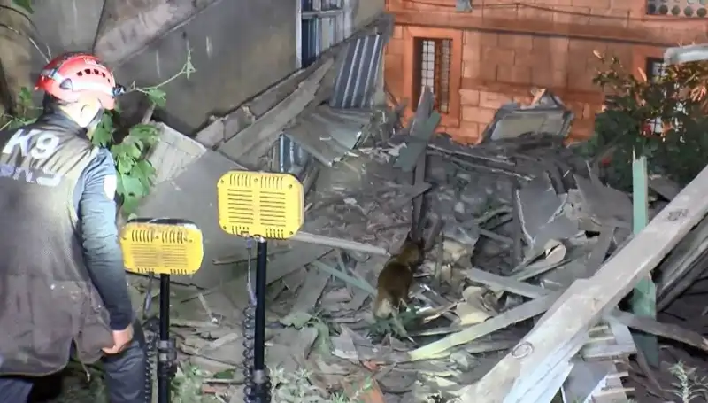 İstanbul’da Deprem Sonrası Şok: Hasar Gören Bina İki Kat Çöktü!