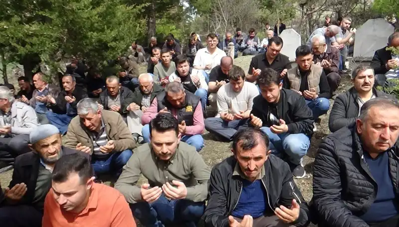 Bir Köyde Yaşanan Duygusal Veda: Sevgiyle Uğurlanan Bir Kahraman