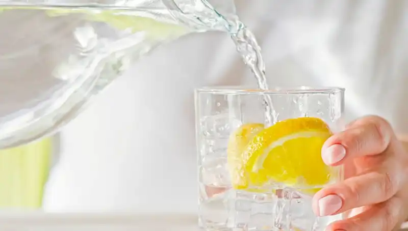 Limonlu Su İçmenin Bilinmeyen Faydaları: Doktorun Açıklamaları Şaşırtıyor