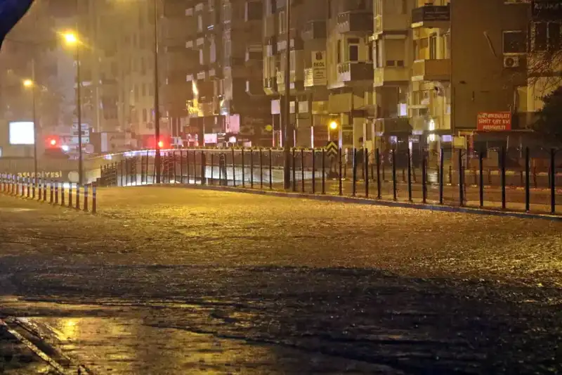 Antalya'da Yağmur Sonrası Yollar Göl Oldu, Araçlar Mahsur Kaldı