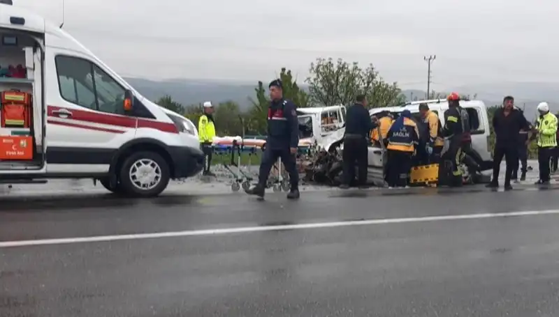 Denizli'de Trafik Kazası: İki Araç Kafa Kafaya Çarpıştı, 3 Yaralı