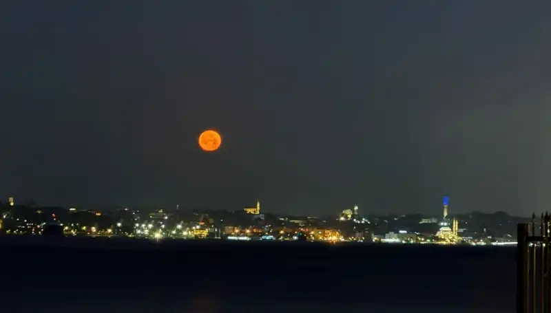 İstanbul, "Çilek Dolunayı" ile Göz Kamaştırdı: O Anlar Tabloluk!