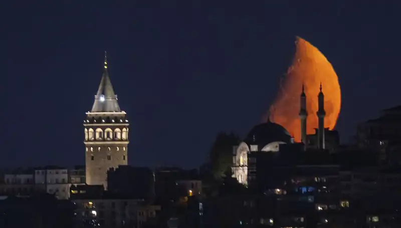 İstanbul'da Yarım Ay İle Büyüleyici Bir Gece Yarışı Gerçekleşti