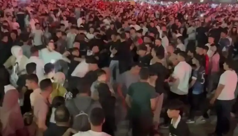Konserde Bıçaklı Kavga: Üç Kişi Yaralandı, Olay Yerinde Panik
