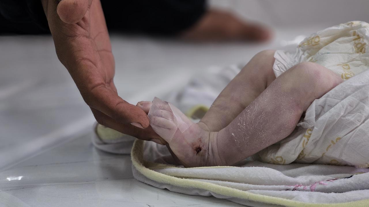 Filistin'de Soğuktan Korumak İçin Nöbet Tutan Aileler
